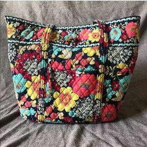 Large Vera Bradley tote in GUC. Lots of pockets!